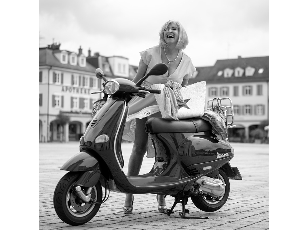 Besta Ager Model Female mit Vespa